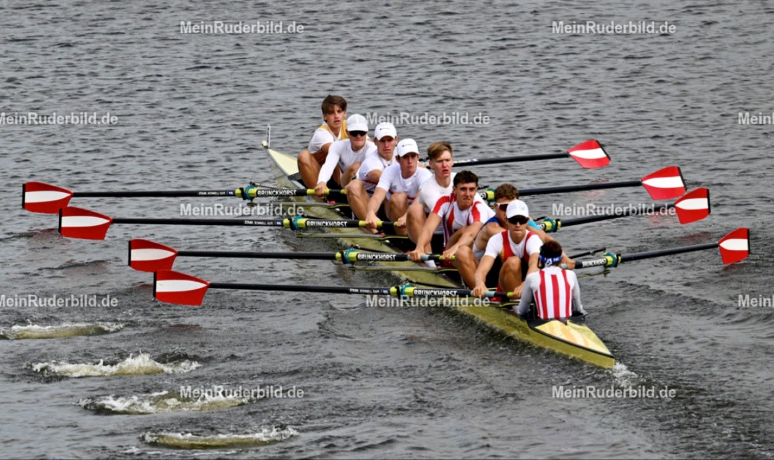 Jakob mit seiner Achtermannschaft (Foto: Detlev Seyb/meinruderbild)